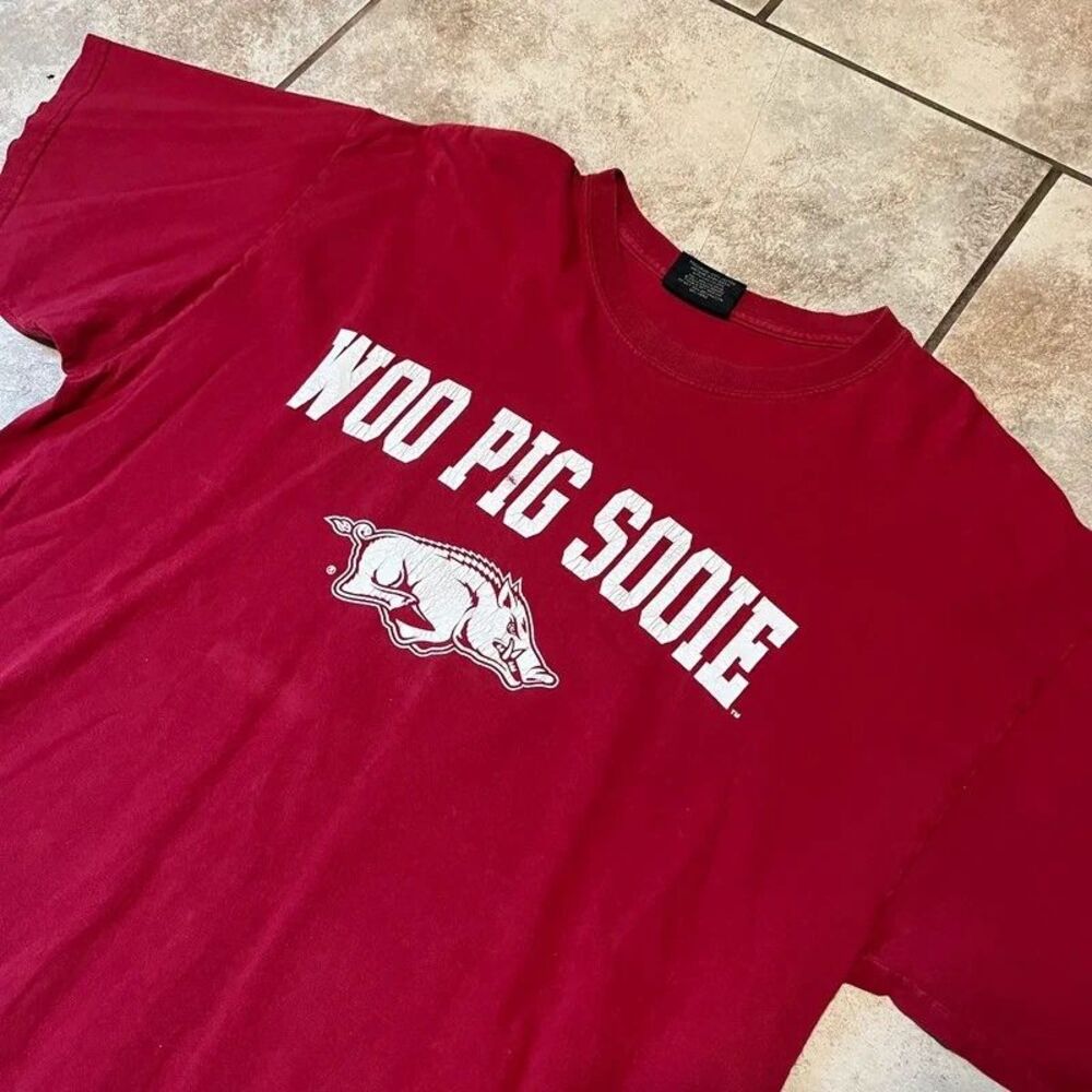 MV Sport Arkansas Razorbacks Woo Pig Sooie Graphic T Shirt Cardinal Red Mens XL